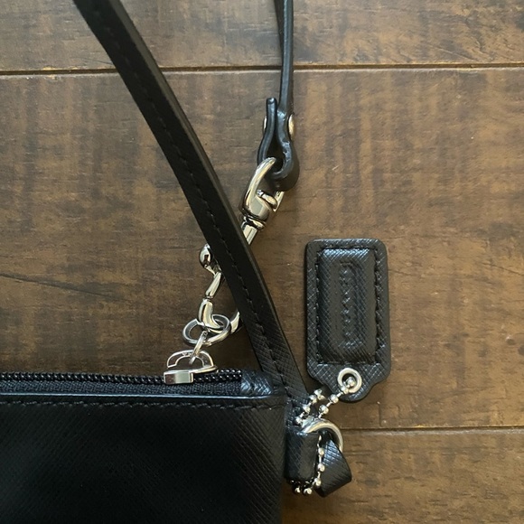 Coach Darcy black wristlet with bow and hang tag - Picture 4 of 9